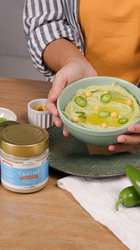 Já imaginou juntar a cremosidade do homus com a leveza do avocado? 🥑✨