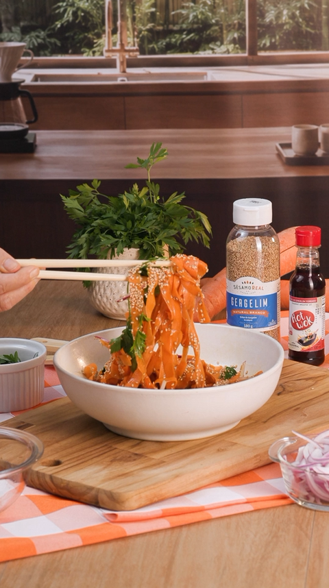 Salada de cenoura com toque oriental: leve, crocante e cheia de sabor! 🥕🥢