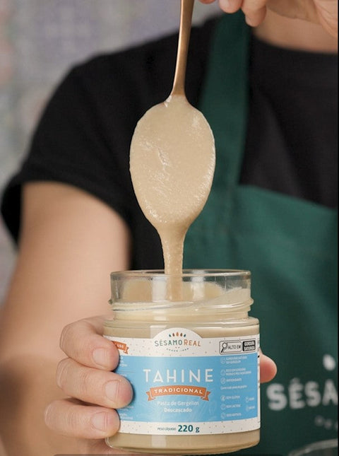 O leite de tahine é um leite vegetal feito a partir da pasta de gergelim, naturalmente rico em cálcio, proteínas e gorduras boas.