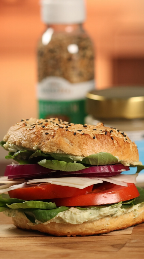 Bagel Vegano com Homus de Manjericão