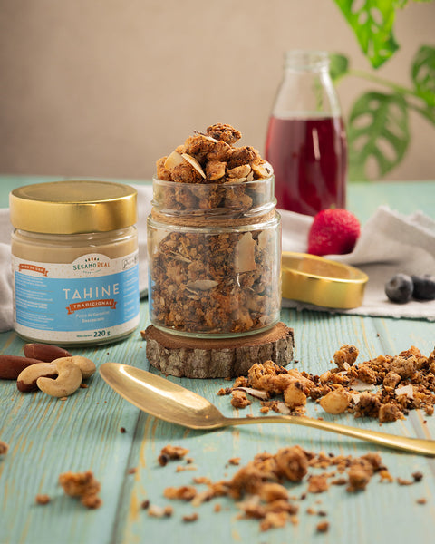 Granola com Tahine Tradicional e cacau.